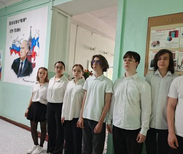 В школе №8 Новочеркасска торжественно открыли мурал с изображением Владимира Путина — фото 2