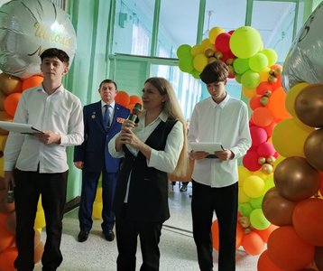 В школе №8 Новочеркасска торжественно открыли мурал с изображением Владимира Путина — фото 4