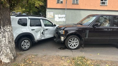 Водитель автомобиля Рэндж Ровер перепутал педали во время парковки и помчался на перехват Рено...