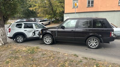 Водитель автомобиля Рэндж Ровер перепутал педали во время парковки и помчался на перехват Рено... — фото 2