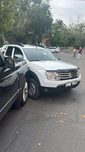 Водитель автомобиля Рэндж Ровер перепутал педали во время парковки и помчался на перехват Рено... — фото 4