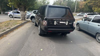 Водитель автомобиля Рэндж Ровер перепутал педали во время парковки и помчался на перехват Рено... — фото 5