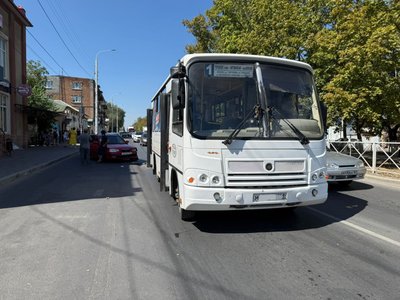 Водитель автомобиля Хендэ, отъезжая от обочины на Баклановском не заметил автобус — фото 3