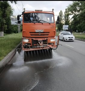 Техника МБУ НСЭ пытается убирать город в меру возможностей и в рамках выделенных денег