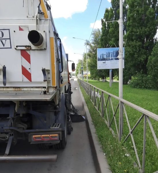 Техника МБУ НСЭ пытается убирать город в меру возможностей и в рамках выделенных денег