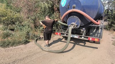 Депутат Новочеркасска зафиксировал слив нечистот в колодец — фото 3