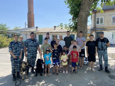 Полицейские и их четвероногие напарники провели увлекательную встречу с воспитанниками центра...
