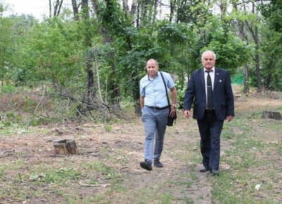 Сквер на улице Гвардейской преображается благодаря усилиям депутата Валерия Озерского