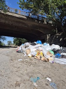 Экологическая катастрофа в центре города: свалка под мостом спуска Герцена