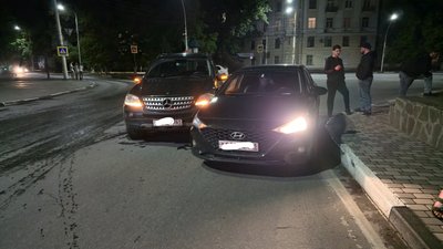 Водитель Мерседеса двигался по Ермака и не уступил дорогу автомобилю Хендай , который двигался по...