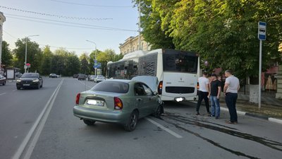 Что будет если разогнаться на Московской и на полном ходу воткнуться в стоячий автобус? Вот так...