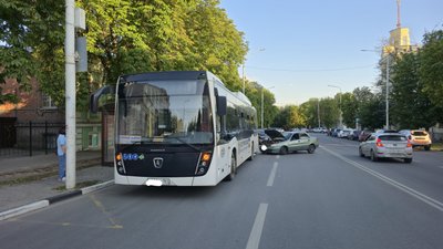 Что будет если разогнаться на Московской и на полном ходу воткнуться в стоячий автобус? Вот так... — фото 3