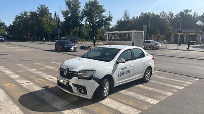 Мотоциклист скрылся после ДТП на улице Машиностроителей в Новочеркасске — фото 2