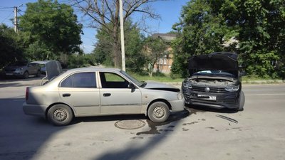 Водитель автомобиля Фольксваген пытался повернуть налево через сплошную в районе Михайловской 164