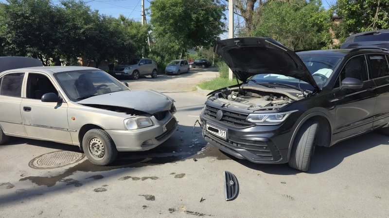 Водитель автомобиля Фольксваген пытался повернуть налево через сплошную в районе Михайловской 164 — фото 2