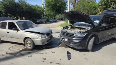 Водитель автомобиля Фольксваген пытался повернуть налево через сплошную в районе Михайловской 164 — фото 2