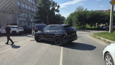 Водитель автомобиля Фольксваген пытался повернуть налево через сплошную в районе Михайловской 164 — фото 4
