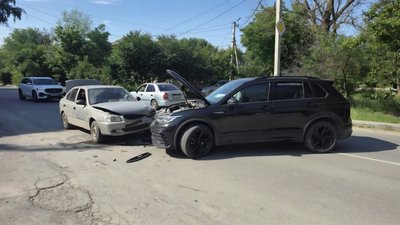 Водитель автомобиля Фольксваген пытался повернуть налево через сплошную в районе Михайловской 164 — фото 5