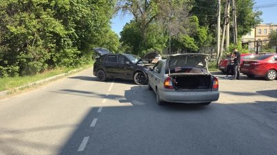 Водитель автомобиля Фольксваген пытался повернуть налево через сплошную в районе Михайловской 164 — фото 6