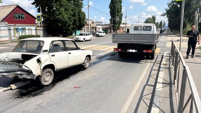 Грузовик Валдай собрал на Гагарина пятёрку и 099