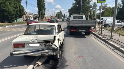 Грузовик Валдай собрал на Гагарина пятёрку и 099 — фото 2