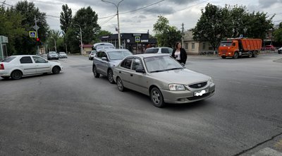 Две девушки встретились сегодня на проспекте Платовском