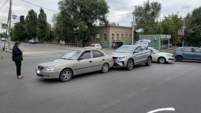Две девушки встретились сегодня на проспекте Платовском — фото 2