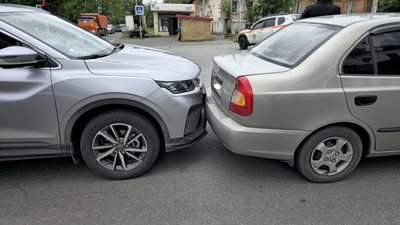 Две девушки встретились сегодня на проспекте Платовском — фото 3