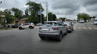 Две девушки встретились сегодня на проспекте Платовском — фото 4