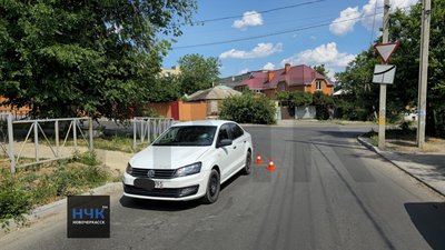 🚨 Водитель на автомобиле Фольсваген Поло сбил подростка, перебегавшего проезжую часть на площади...