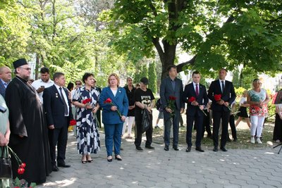 В Новочеркасске прошли траурные мероприятия в память о жертвах расстрела 1962 года — фото 2