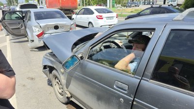 В Новочеркасске пенсионер на ВАЗ-2111 устроил массовое ДТП с участием четырёх автомобилей