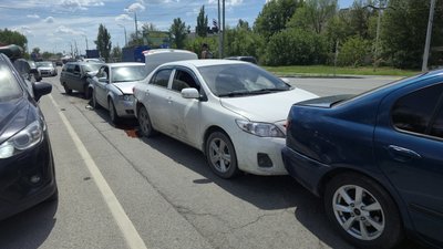 В Новочеркасске пенсионер на ВАЗ-2111 устроил массовое ДТП с участием четырёх автомобилей — фото 2
