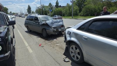 В Новочеркасске пенсионер на ВАЗ-2111 устроил массовое ДТП с участием четырёх автомобилей — фото 3
