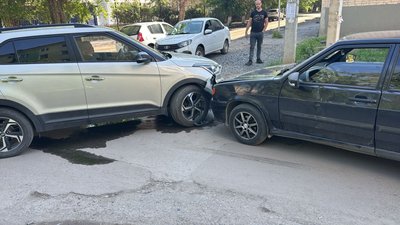 В районе дома Горького, 11 невнимательный водитель кроссовера не пропустил Ваз и отправил в ремонт... — фото 3