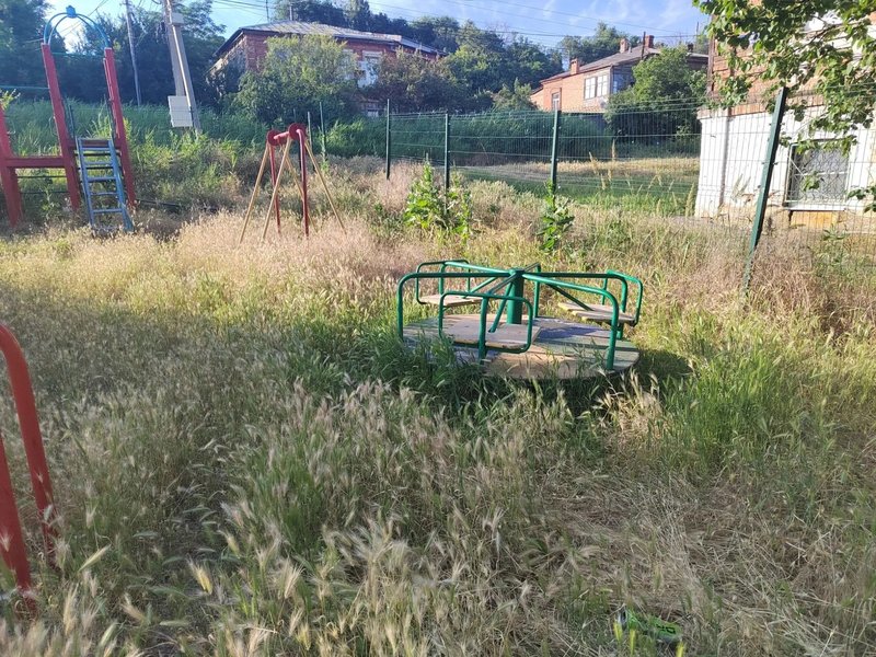 Вот так сегодня выглядит детская площадка на ул