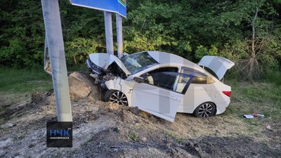 Двое пострадали в жёстком ДТП под Новочеркасском: автомобиль на скорости врезался в дорожный... — фото 2