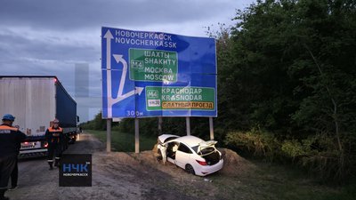 Двое пострадали в жёстком ДТП под Новочеркасском: автомобиль на скорости врезался в дорожный... — фото 4