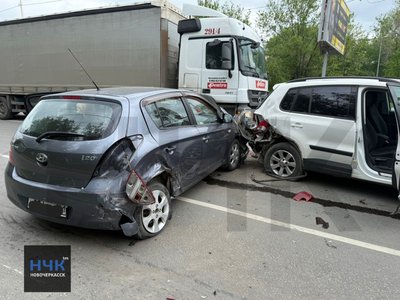 Авария на перекрёстке Баклановского и Магнитного сегодня сильно затруднила движение транспорта — фото 2
