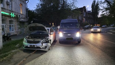 Водитель автомобиля КИА двигался по площади Ермака и поздно заметил, что автомобиль Форд замедлился
