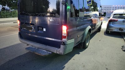 Водитель автомобиля КИА двигался по площади Ермака и поздно заметил, что автомобиль Форд замедлился — фото 2
