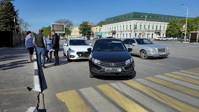 Водитель автомобиля Лада Гранта неудачно перестроился из одного ряда в другой прямо перед...