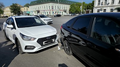 Водитель автомобиля Лада Гранта неудачно перестроился из одного ряда в другой прямо перед... — фото 2