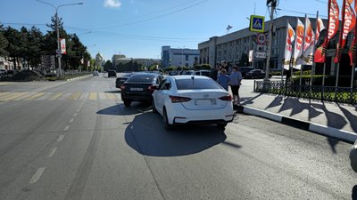 Водитель автомобиля Лада Гранта неудачно перестроился из одного ряда в другой прямо перед... — фото 3
