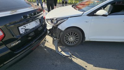Водитель автомобиля Лада Гранта неудачно перестроился из одного ряда в другой прямо перед... — фото 4