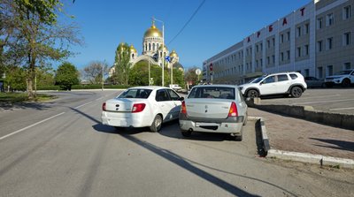 Водитель автомобиля Датсун отвлекся за рулём, поднимаясь по спуску Ермака и наехал на...