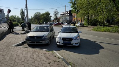 Водитель автомобиля Датсун отвлекся за рулём, поднимаясь по спуску Ермака и наехал на... — фото 2