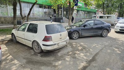Номинацию "мастер парковки" сегодня забирает девушка на Мазде за попытку припарковаться около...