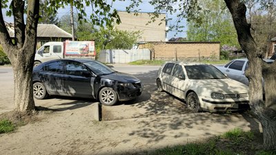 Номинацию "мастер парковки" сегодня забирает девушка на Мазде за попытку припарковаться около... — фото 2