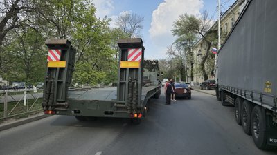 Водитель военного автомобиля неудачно перестроился на Баклановском и повредил Мерседес